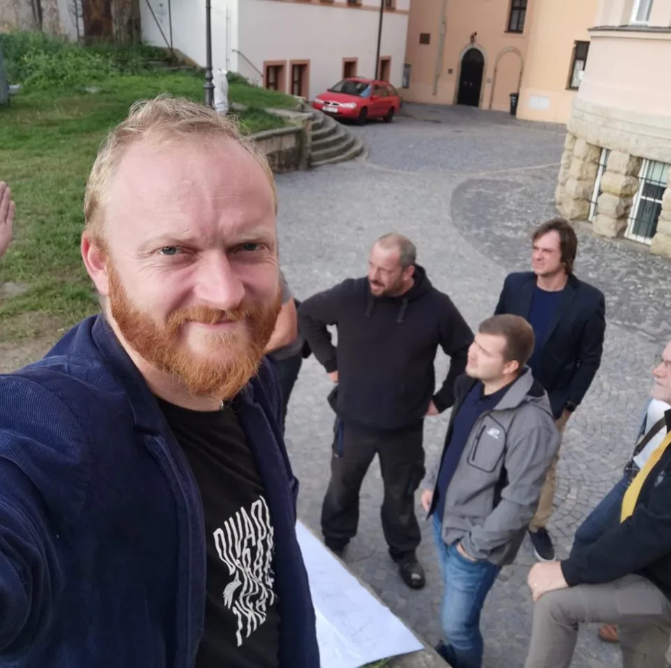 Filip Huml na první schůzce na Kavčáku před stavbou Lodi umělců