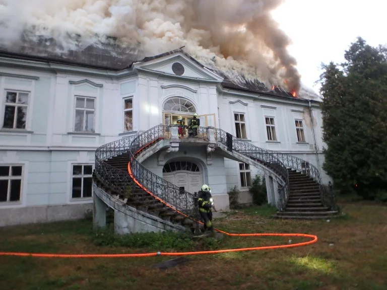 Požár zámku v Horním Maršově na Trutnovsku