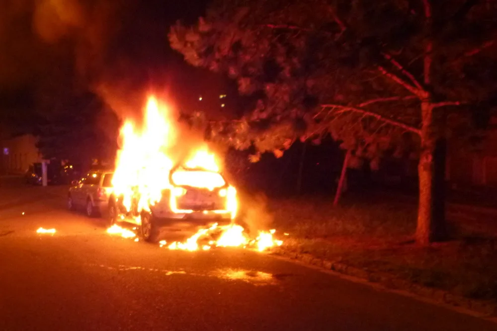 Hořící auto ve Škroupově ulici v Hradci Králové