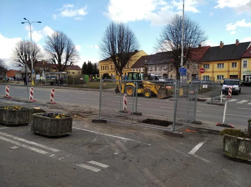 První etapa opravy náměstí v České Skalici skončí na podzim, Husova náměstí, práce, dělníci