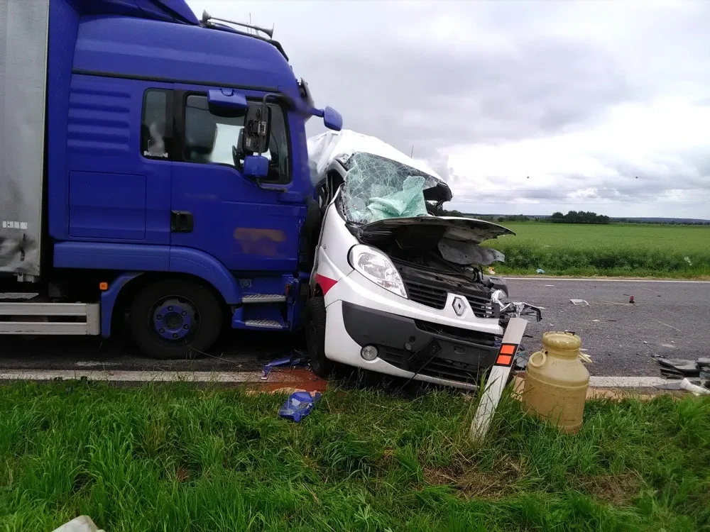 FOTO: Dopravní nehoda dvou kamionů a dodávky zastavila dopravu na trase z Hradce Králové na Jičín