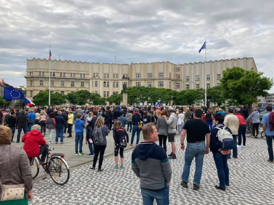 V Hradci Králové dorazilo na protest proti Babišovi vládě několik stovek lidí