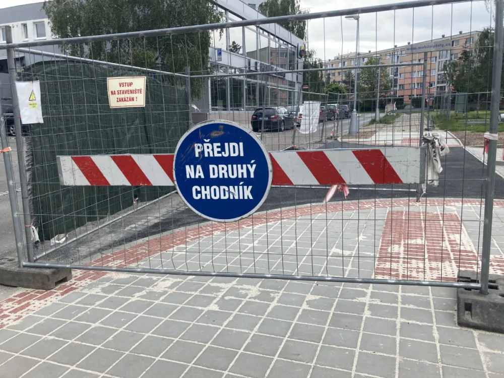 FOTO: Rekonstrukce ZUŠ Střezina v Hradci Králové pokračuje. Do konce měsíce bude hotové parkoviště, dělníci se pustí do vnitřních prostor