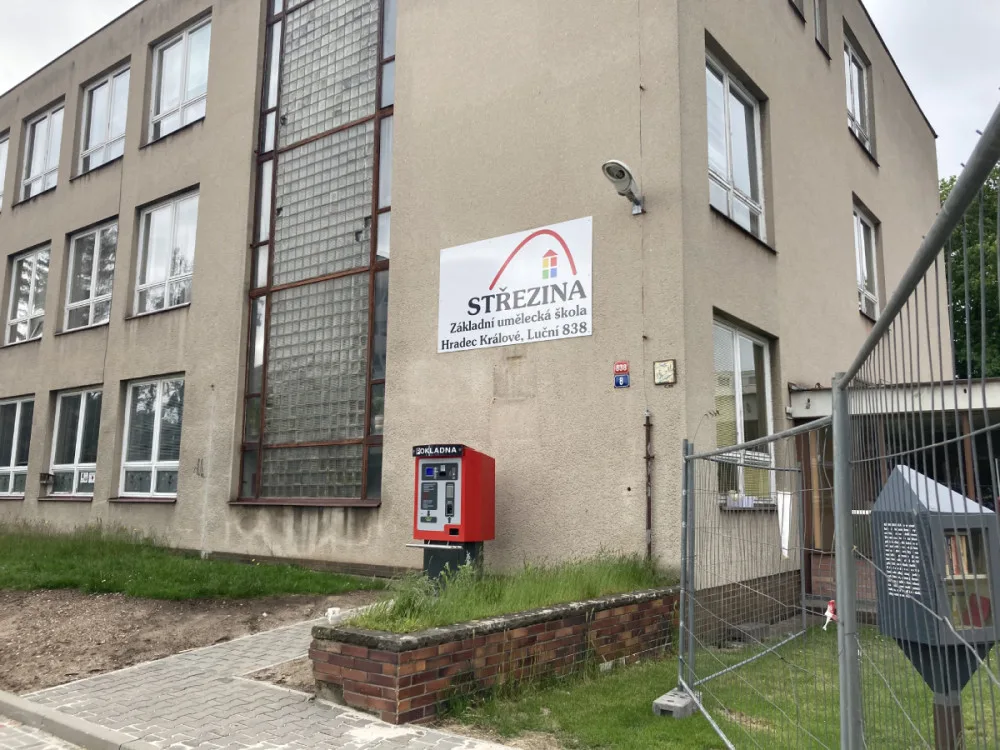 FOTO: Rekonstrukce ZUŠ Střezina v Hradci Králové pokračuje. Do konce měsíce bude hotové parkoviště, dělníci se pustí do vnitřních prostor