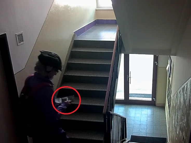 Zloděj v akci při krádeži v domově pro seniory