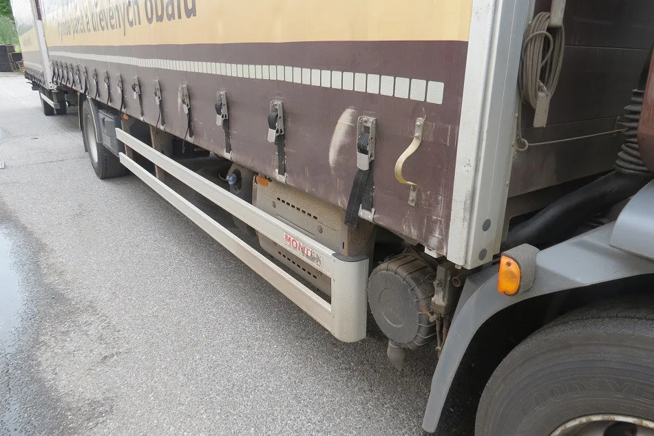 Nákladní auto srazilo cyklistu. Řidiči si srážky nevšiml, pokračoval v jízdě dál