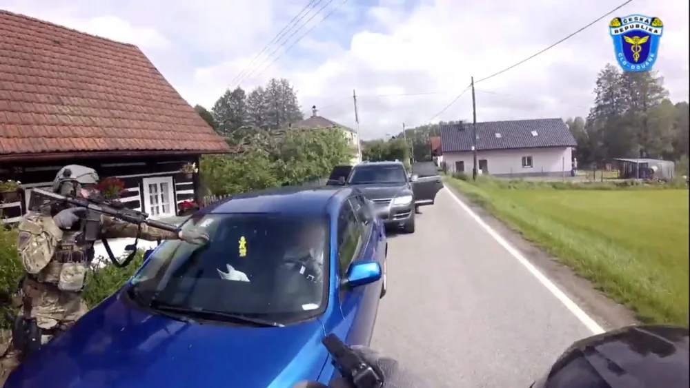 VIDEO: Zásahovka vytáhla dealerku drog přímo z auta. Policie jí sledovala čtyři měsíce