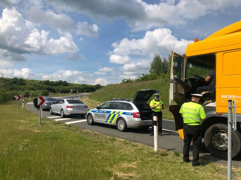 Při bezpečnostní akci na dálnici D11