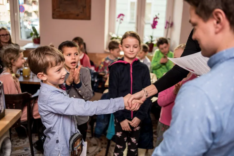 Pro vysvědčení si budou moci dojít všichni žáci najednou