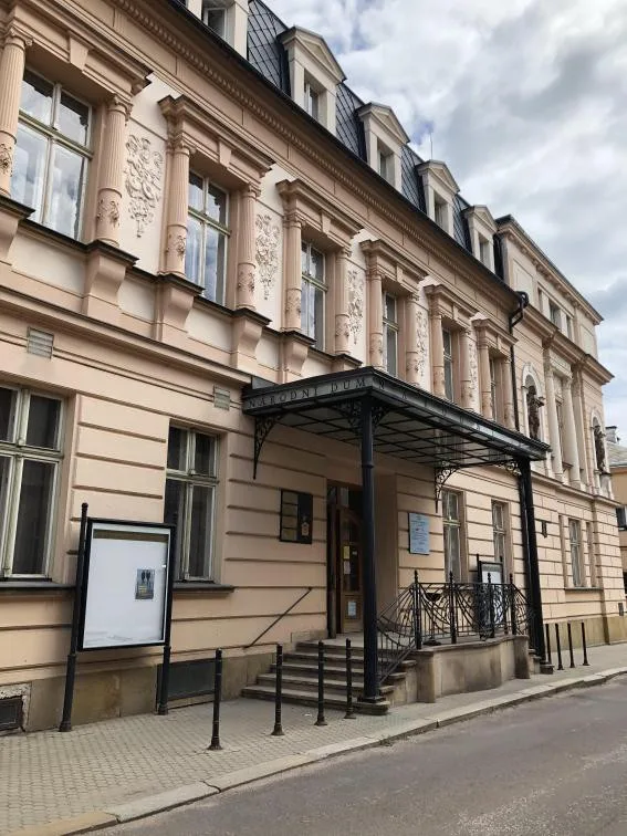 Po letech se dočkal. Národní dům v Trutnově dostane nová okna