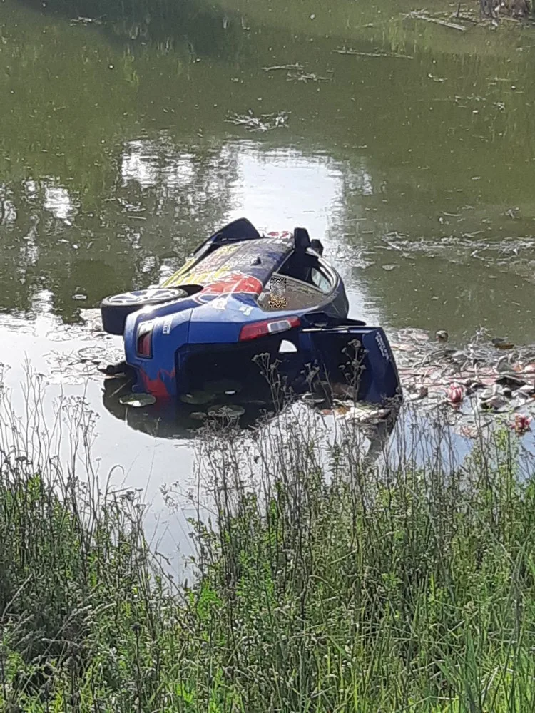 Zkušební jízda závodního vozu skončila v požární nádrži. Policie zjišťuje, zda byl závod legální
