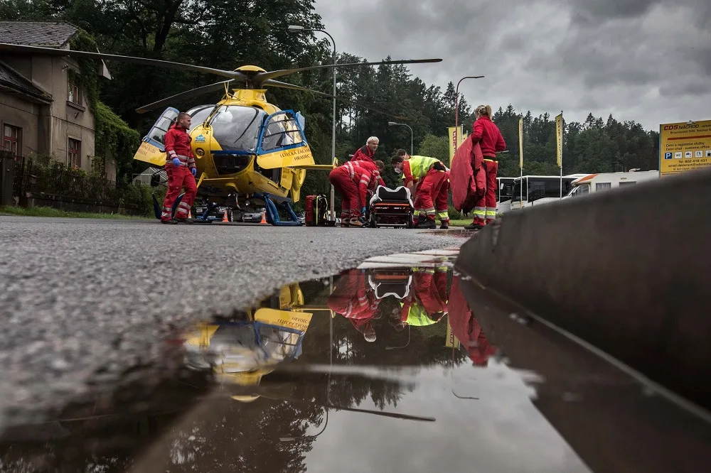 Střet autobusu a dodávky v Náchodě