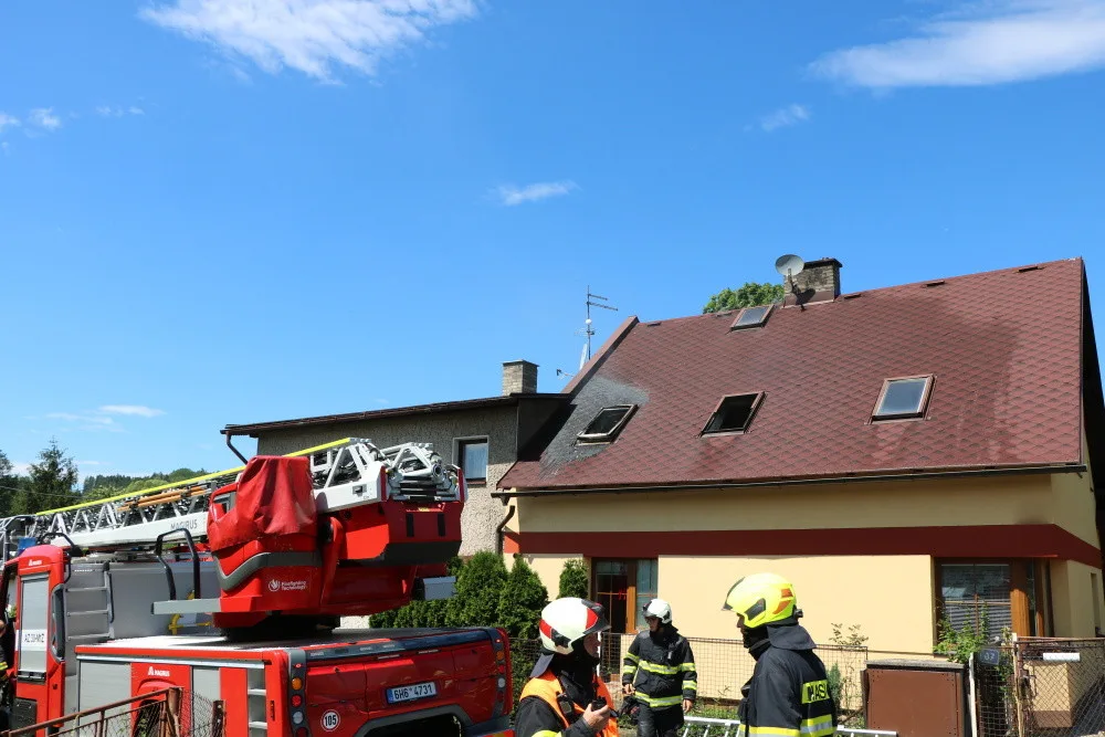 Požár rodinného domu ve Velkých Svatoňovicích
