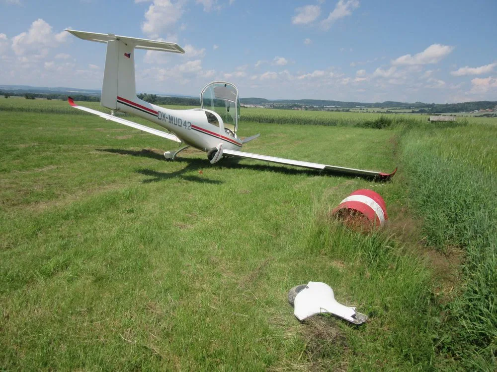 Pilot nezvládl přistávací manévr. Utrhl podvozek a zabořil letadlo do přistávací dráhy.