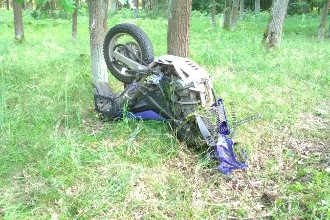 Při tragické nehodě na Rychnovsku zemřel motorkář. Nezvládl zatáčku a narazil do stromu