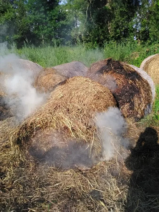 Požár balíků sena v Lázních Bělohrad