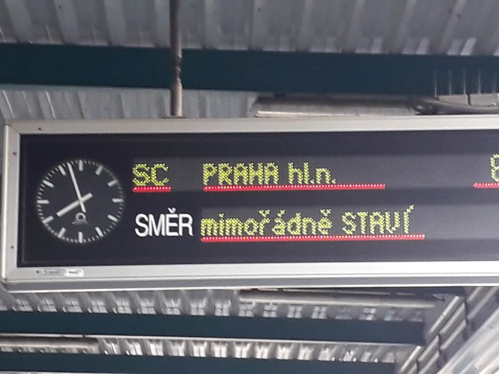 Přes hlavní vlakové nádraží v Hradci jelo mimořádně Pendolino a expresy. U Chocně srazil vlak člověka