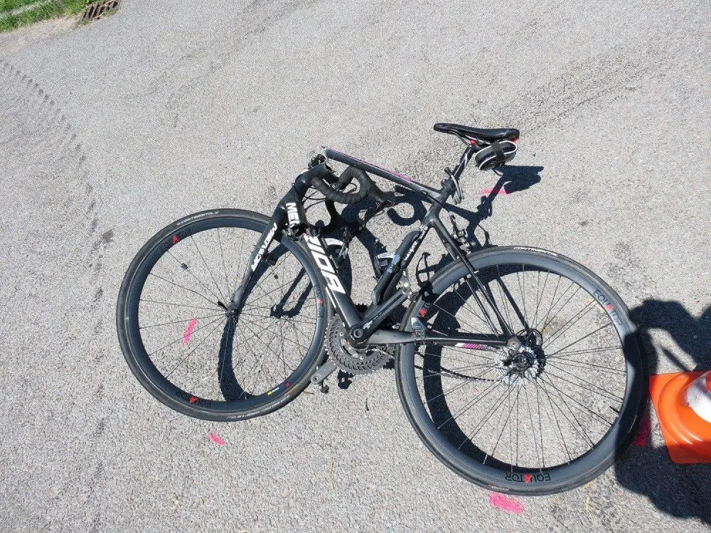 Na Rychnovsku se srazilo osobní auto s cyklistou. Kolo skončilo na dvě půlky.