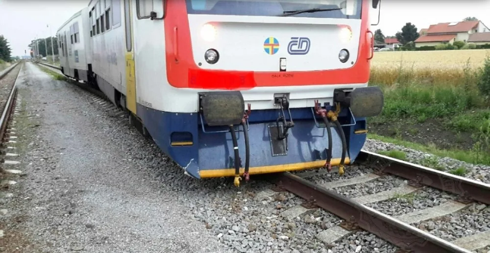 Vykolejený vlak mezi Chrudimí a Medlešicemi