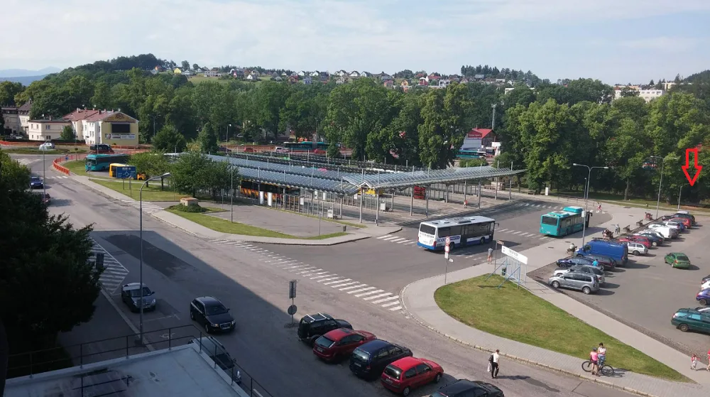 malé parkoviště u autobusového nádraží v Trutnově