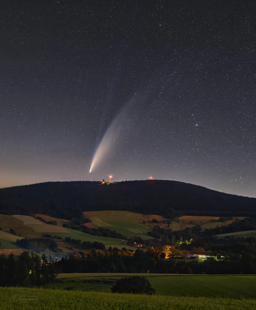Snímek komety Neowise nad Orlickými horami vybrala NASA jako snímek dne. Kometa začne brzo slábnout.