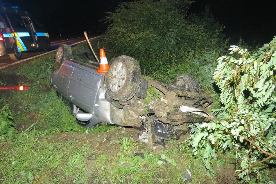 Opilý cizinec převrátil auto na střechu. Jeho spolujezdkyně skončila v nemocnici