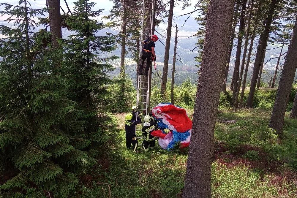Paraglidista zůstal viset na stromě. Dolů ho sundali hasiči