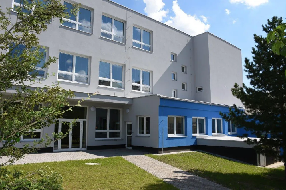 Hlavní Budova rychnovské průmyslovky dostala novou fasádu. Zateplení stálo 15 milionu korun