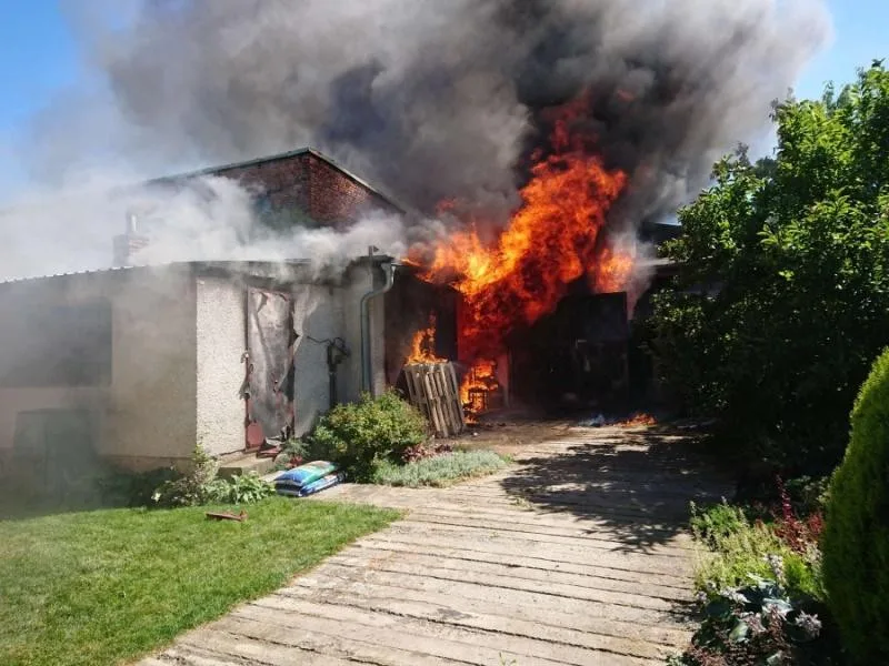 Požár garáže v Chlumci nad Cidlinou
