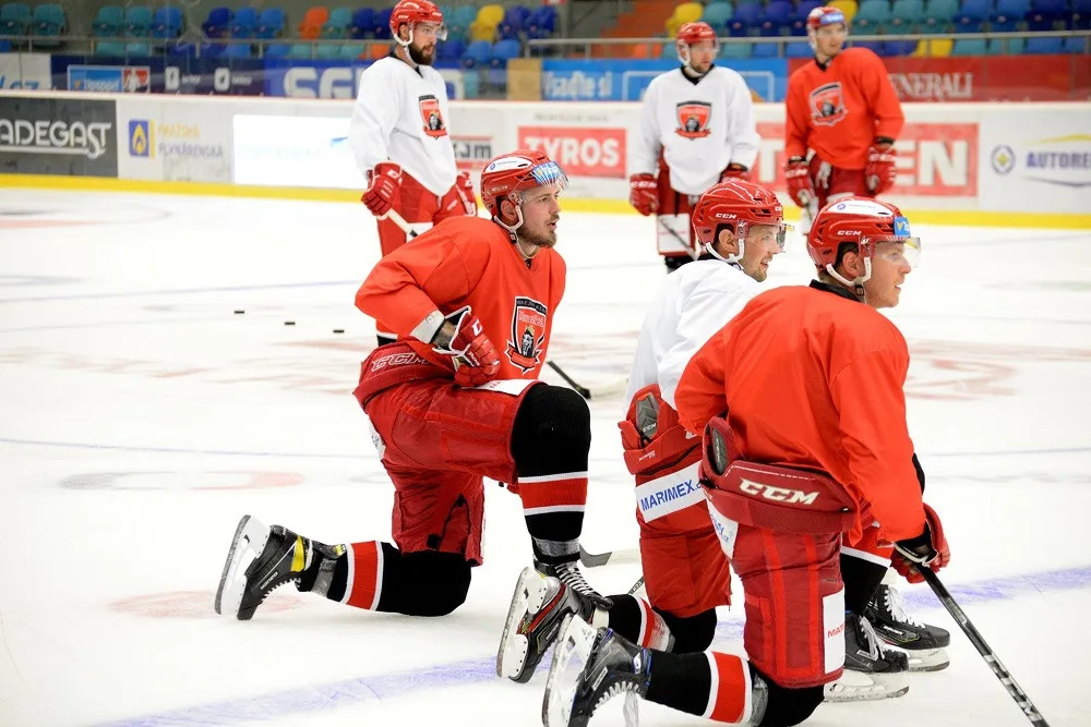 Hokejisté Mountfieldu HK při tréninku v ČPP Aréně