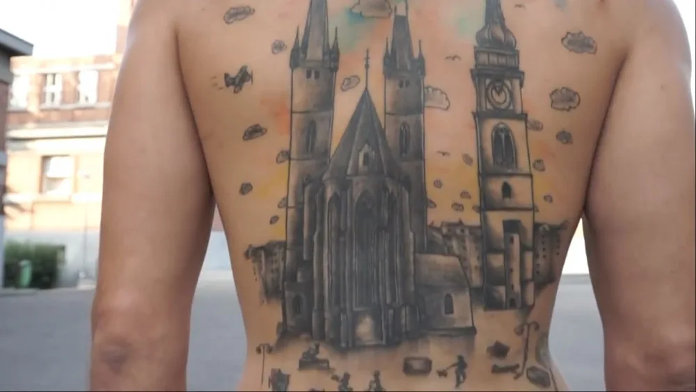Johny Rum má na zádech vytetované Velké náměstí. Byl to tvůj nejlepší nápad, řekla jeho rodina