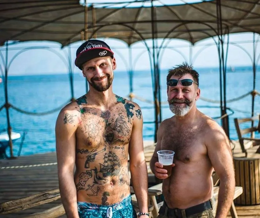 Johny Rum má na zádech vytetované Velké náměstí. Byl to tvůj nejlepší nápad, řekla jeho rodina