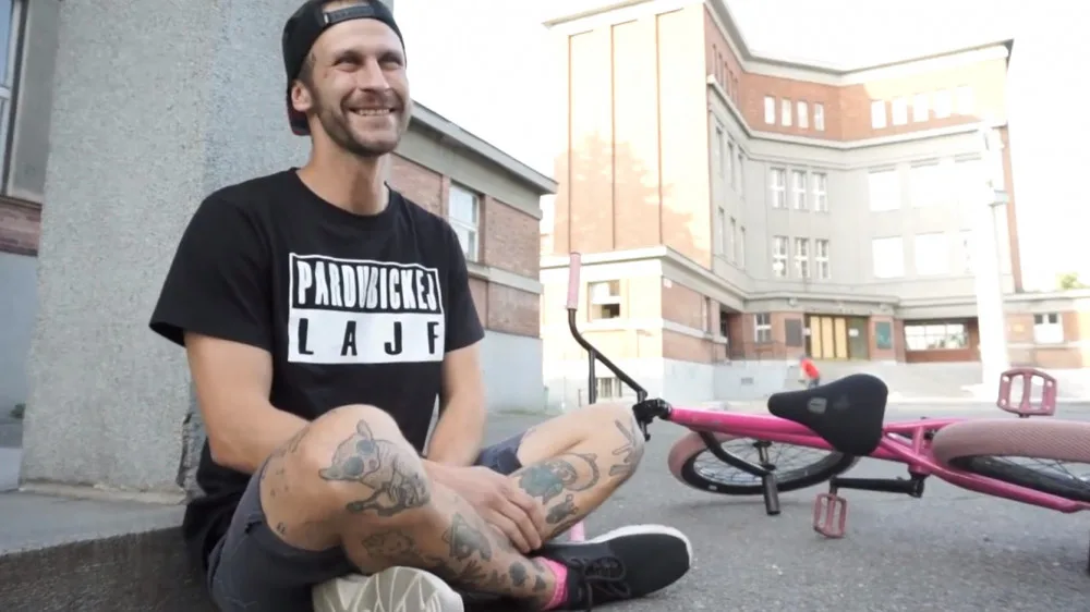 Johny Rum má na zádech vytetované Velké náměstí. Byl to tvůj nejlepší nápad, řekla jeho rodina