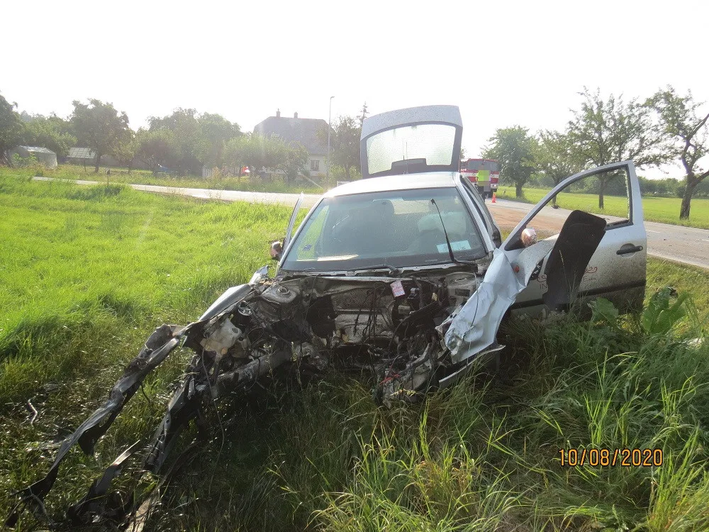 Po srážce vyletěl motor z auta 30 metrů daleko. K nehodě letěl vrtulník