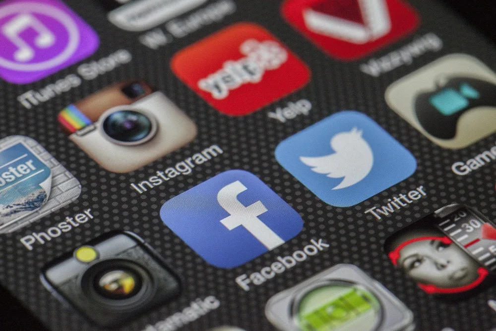 Facebook spouští sdílení videí podobné TikToku. Na Instagramu funkce funguje od minulého týdne