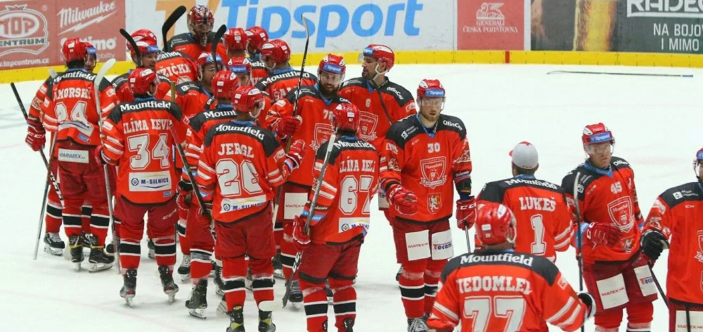 Hokejisté hradeckého Mountfieldu po včerejším derby v Pardubicích