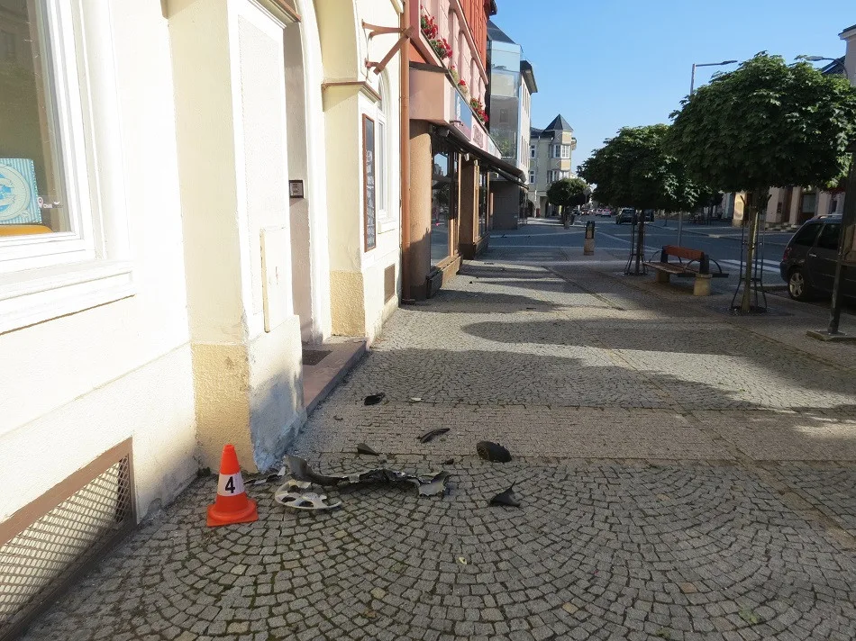 místo, kde řidič narazil do domu