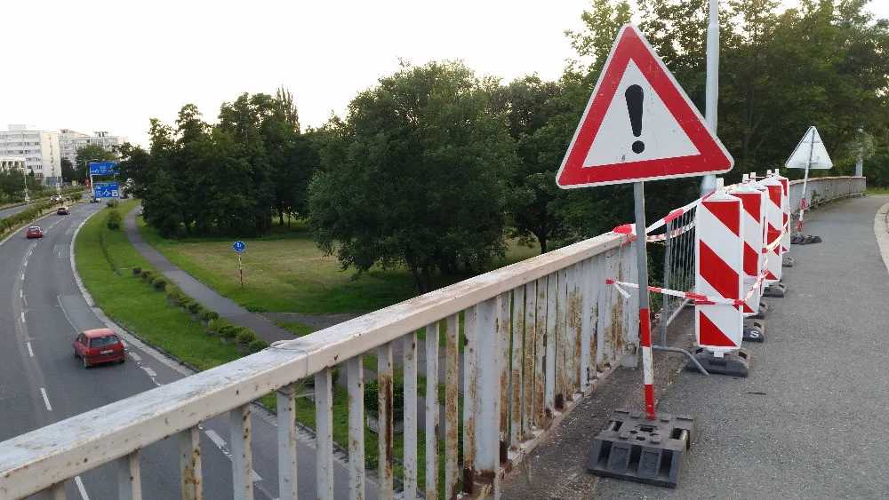 Poničený nadjezd v Malšovicích
