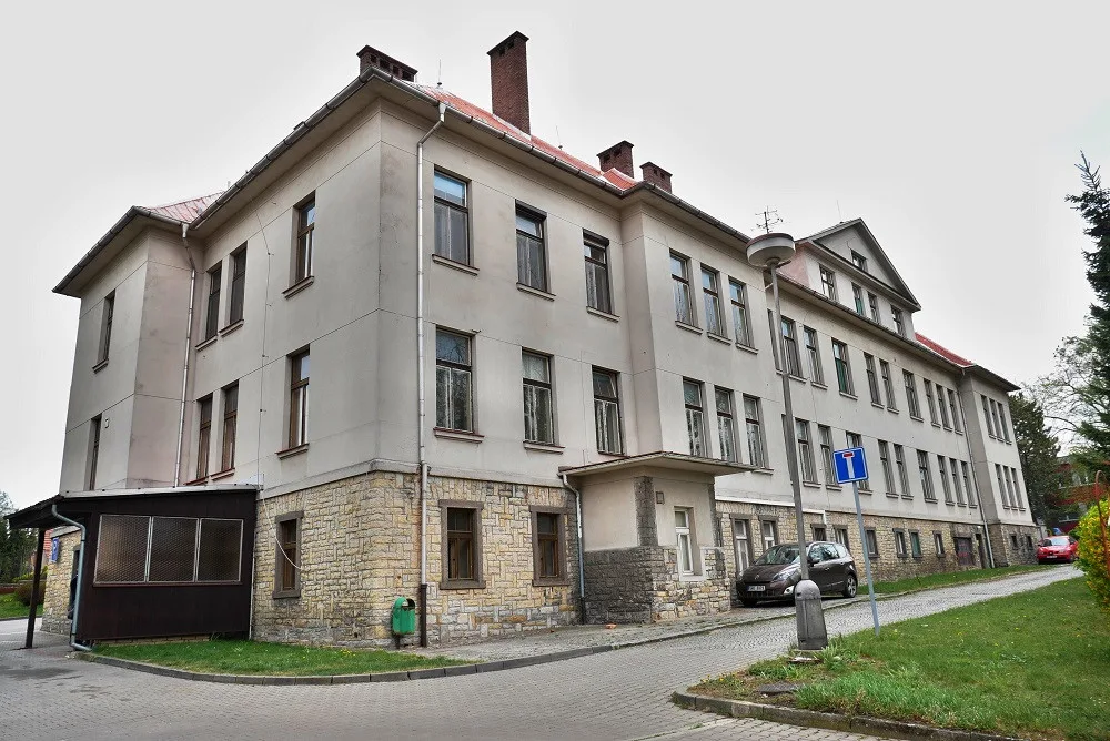 Třípatrová nemocniční budova, která před lety sloužila jako chirurgie a porodnice