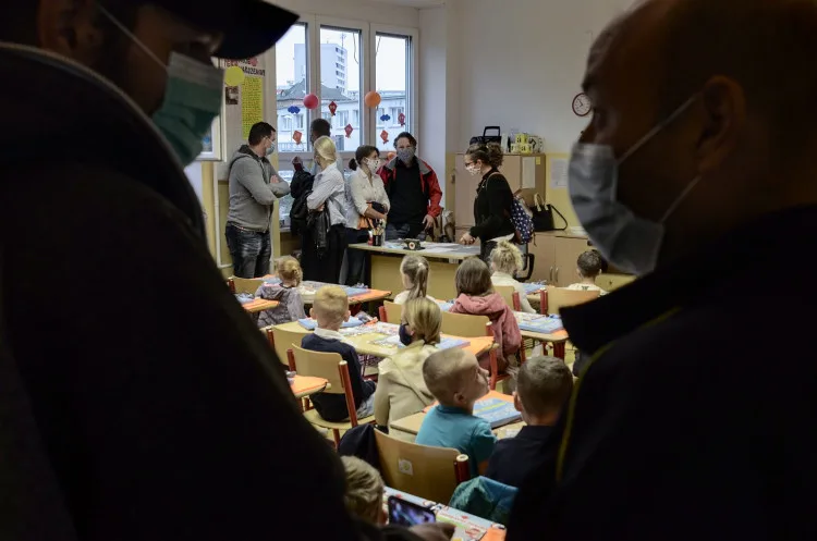 FOTO: V kraji nastoupilo do škol bezmála 12 tisíc žáků. Na některých místech v rouškách