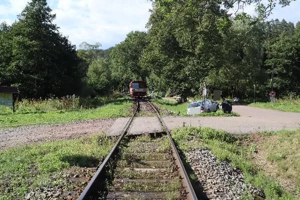 Následky srážky vlaku s osobním autem v Adršpachu