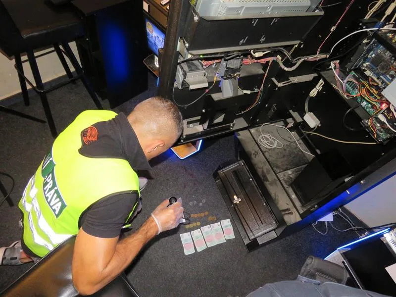 Hradečtí celníci udělali šťáru. Zabavili pět kvízomatů a peníze v hotovosti