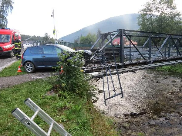 FOTO: Policie během víkendu chytla osm řidičů pod vlivem. Jedna z nich autem skončila na lávce pro pěší