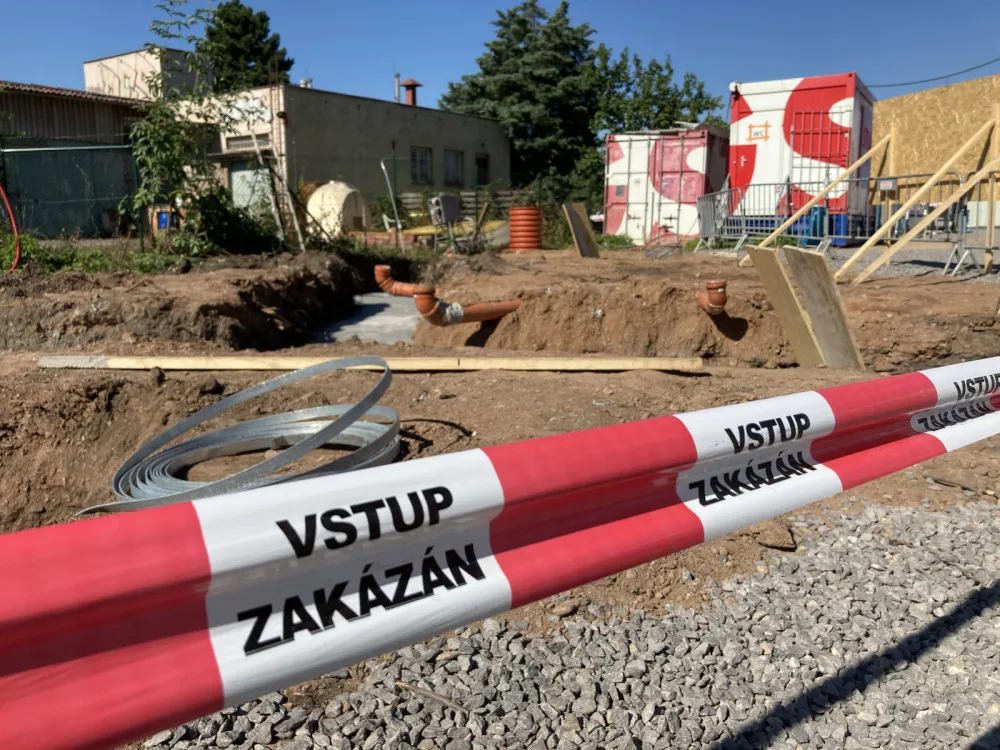 Poklepáním na základní kámen začala stavba odlehčovací služby v ulici Honkova v Hradci Králové