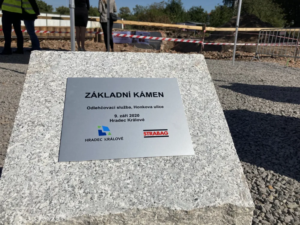 Poklepáním na základní kámen začala stavba odlehčovací služby v ulici Honkova v Hradci Králové