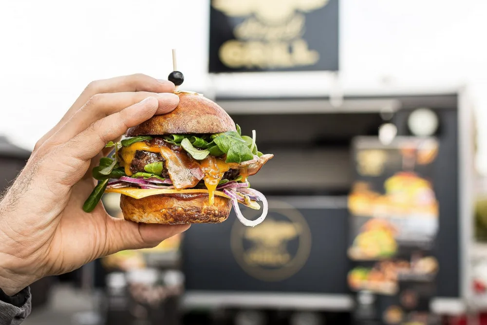 Do Hradce Králové míří druhý ročník Food Truck Festu. Kvůli koronaviru se málem nekonal