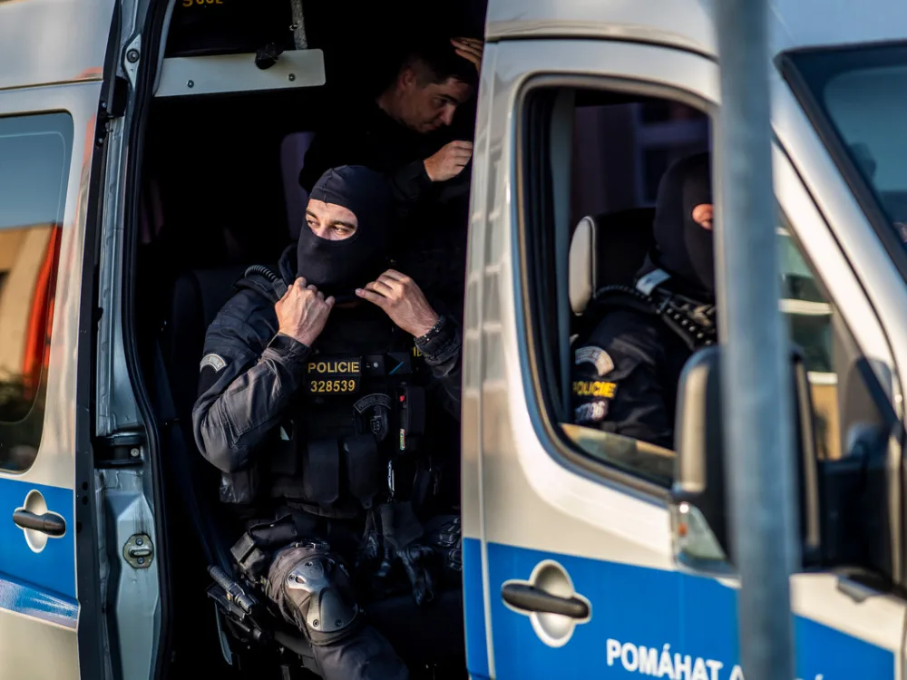 V Královéhradeckém kraji chybí zhruba stovka policistů. Vidinu benefitů často utnou psychotesty