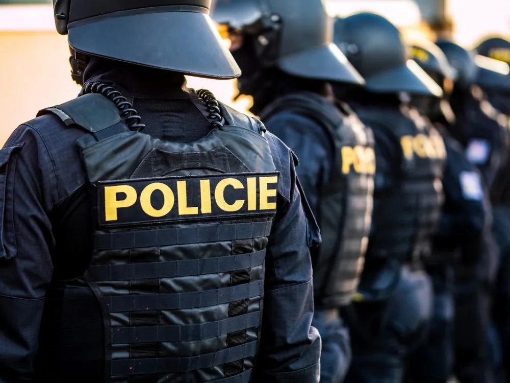 V Královéhradeckém kraji chybí zhruba stovka policistů. Vidinu benefitů často utnou psychotesty