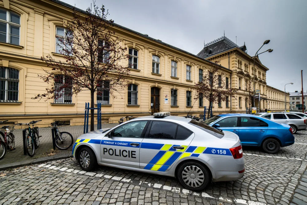 V Královéhradeckém kraji chybí zhruba stovka policistů. Vidinu benefitů často utnou psychotesty