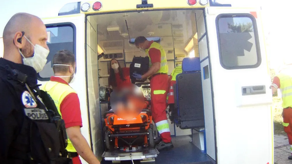 Záchranná služba se opozdila, první pomoc vzala do svých rukou sousedka. Zachránila tím ženě život